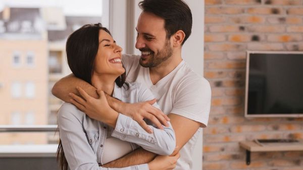  إنصاتك إلى زوجتك أثناء حديثها ، والاستماع إليها جيداً عندما تشكو لك همها؛ يدخل السعادة إلى قلبها