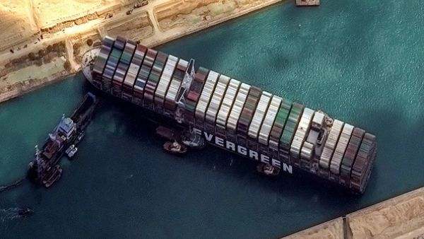 مصر تطلب أكثر من مليار دولار تعويضا عن الخسائر  عن جنوح سفينة قناة السويس