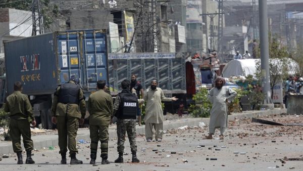 إطلاق سراح 11 شرطياً باكستانياً احتجزهم متظاهرون مناهضون لفرنسا 