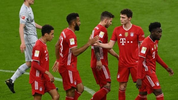 لاعبو بايرن يحتفلون بهدف تشوبو موتينغ (وسط)