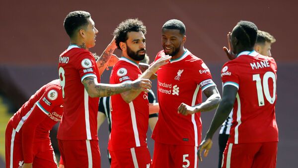 محمد صلاح (وسط)