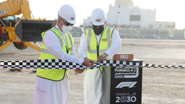 خالد بن سلطان الفيصل رئيس الاتحاد السعودي للسيارات والدراجات النارية وصالح التركي أمين محافظة جدة أثناء قص الشريط الخاص ببدء أعمال بناء حلبة فورميولا 1