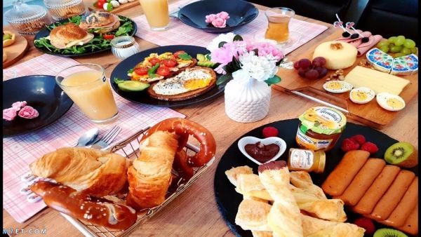 عادة ما تكون أطعمة الإفطار السكرية "مثل الحبوب السكرية والدونات والمعجنات" غير مشبعة أو مرضية