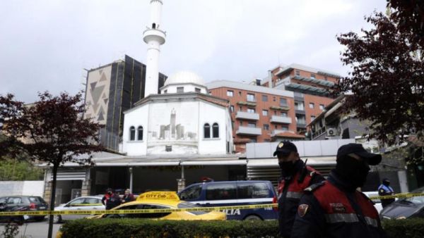 قالت الشرطة الألبانية إن 5 أشخاص أصيبوا في واقعة طعن داخل مسجد بالعاصمة تيرانا