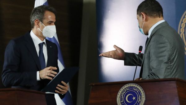 Libya's interim prime minister Abdul Hamid Dbeibah (R) and Greece's Prime Minister Kyriakos Mitsotakis (L) 