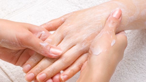 يحتوي فيتامين B3 المعروف أيضاً باسم Niacinamide على فوائد تهدىء البشرة وتمنحها التوهج