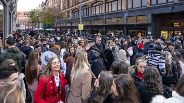 'Chaos' as hundreds flout Covid-19 rules outside Harrods