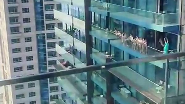  جلسة تصوير مع فتيات عاريات في دبي