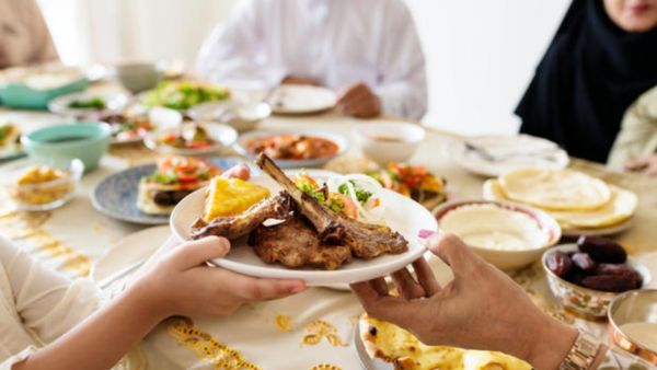 طبيب البوابة: هل تريد إنقاص وزنك في رمضان؟ كل ببطء