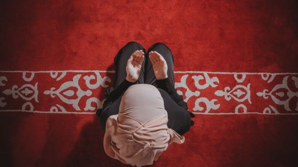 Muslim girl pray