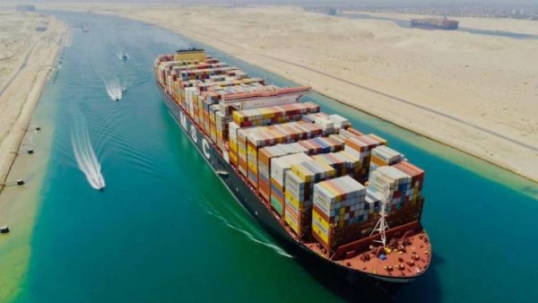 مصر.. نجاح تعويم سفينة جانحة جديدة بقناة السويس