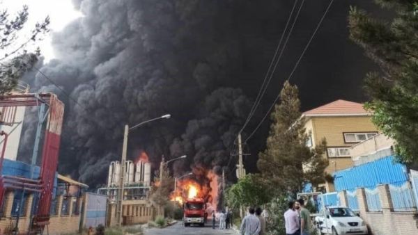 اندلاع حريق هائل في مصنع للكيماويات بمدينة قم الإيرانية