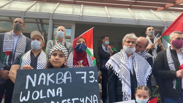 طالب المتظاهرون الحكومة البولندية والمجتمع الدولي بالضغط الجدي على إسرائيل لوقف عدوانها الوحشي 
