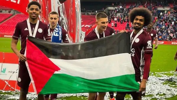 تشودوري وفوفانا يرفعان علم فلسطين