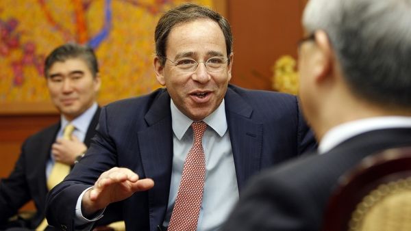 النائب السابق لوزير الخارجية الأمريكي توماس نايدس