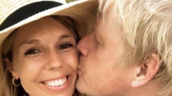 جونسون وشريكته كاري سيموندز