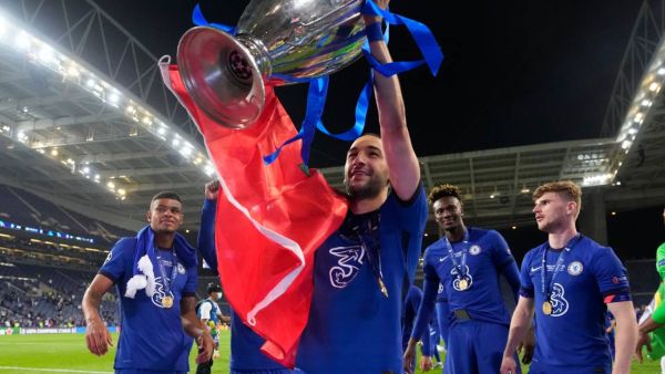 زياش يرفع كأس دوري أبطال أوروبا
