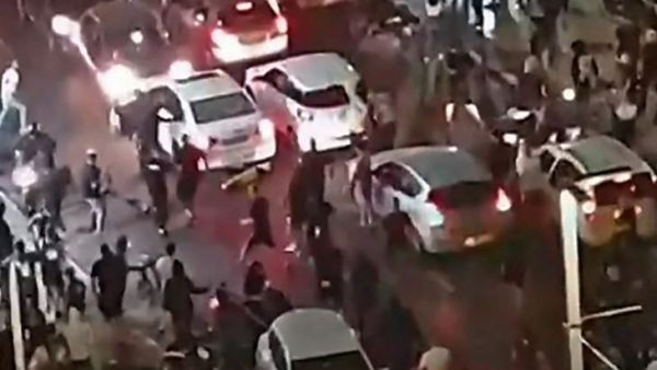 التنكيل برجل فلسطيني من قبل إسرائيليّين متطرّفين