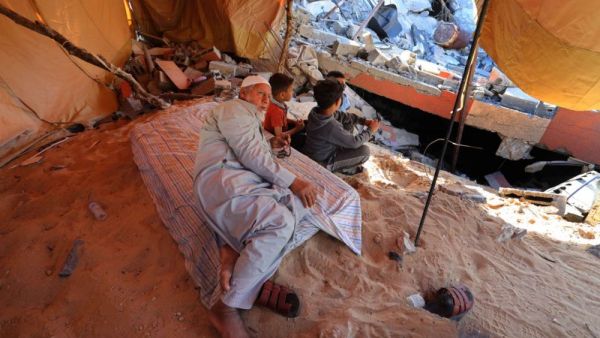 فلسطيني ينصب خيمة فوق أنقاض منزله المدمر في غزة