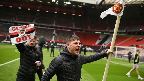 جماهير يونايتد تطالب بتنحي عائلة غلايزر المالكة للنادي