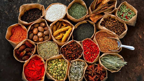 والكركم يحتوي على مضادات للالتهابات، ومن ثم فإن له تأثيراً قوياً في مكافحة الأمراض وتقوية جهاز المناعة.