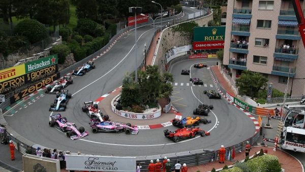 يتصدر هاميلتون الترتيب بفارق 8 نقاط عن منافسه المباشر فيرستابن