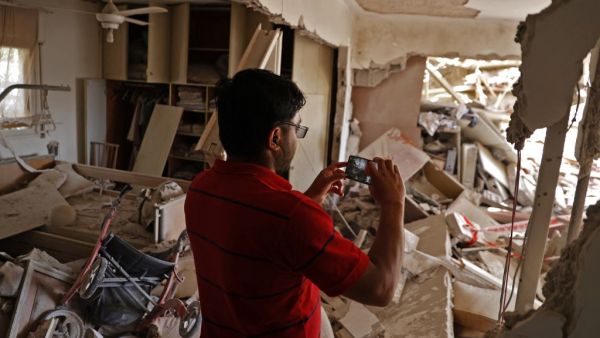 Hamas militants airstrike Israeli town to as tension escalates.