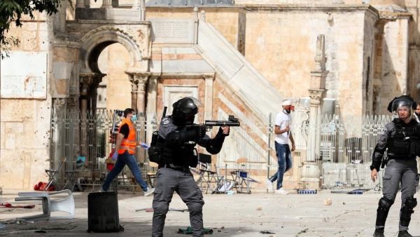 Israeli forces attack worshipers in Jerusalem