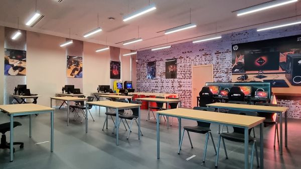 في مختبر HP Gaming Garage الهادف والمتخصّص بالتكنولوجيا العالية، والمزوّد بأحدث أجهزة الكمبيوتر المُصمّمة للألعاب من HP HP تُطلق مختبر HP Gaming Garage لتأهيل الطلاب استعداداً لدخول عالم الألعاب الإلكترونية في المستقبل