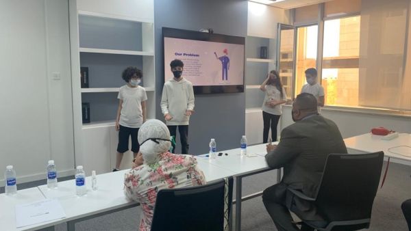 تُوِّج فريق "AA-STEM" من مدرسة أكاديمية عمّان بالمركز الأول، وذلك عن فكرته لابتكار جهاز متخصص في تحديد مستويات الهرمونات في الخضراوات والفواكه ورصد المستويات غير الطبيعية سامسونج إلكترونيكس المشرق العربي ووزارة الشباب تختتمان النسخة المحلية الثانية من مسابقة "Solve for Tomorrow
