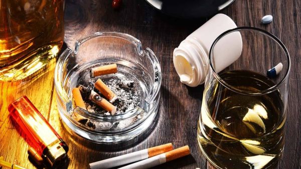 طبيب البوابة: لماذا يجب ألا تشرب الكحول عند تناول المضادات الحيوية؟