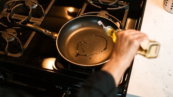 طبيب البوابة: طريقة بسيطة لاختيار زيت الطهي المناسب 