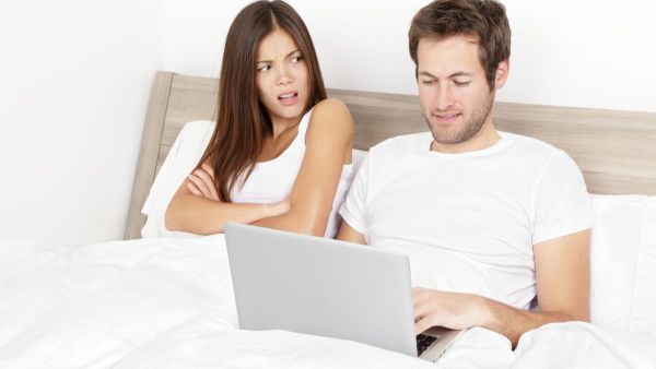ضعي نظاماً لكِ يتناسب مع وقته، فليس مهمّاً كم من الوقت الذي يقضيه الزوج في المنزل