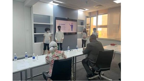 تُوِّج فريق "AA-STEM" من مدرسة أكاديمية عمّان بالمركز الأول، وذلك عن فكرته لابتكار جهاز متخصص في تحديد مستويات الهرمونات في الخضراوات والفواكه ورصد المستويات غير الطبيعية سامسونج إلكترونيكس المشرق العربي ووزارة الشباب تختتمان النسخة المحلية الثانية من مسابقة "Solve for Tomorrow"