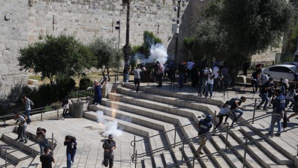  أغلقت قوات الاحتلال عددا من متاجر المواطنين في البلدة القديمة بالقدس المحتلة