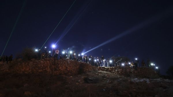 قوات الاحتلال تقمع محتجين بالشيخ جراح بالقدس وتصيب اثنين