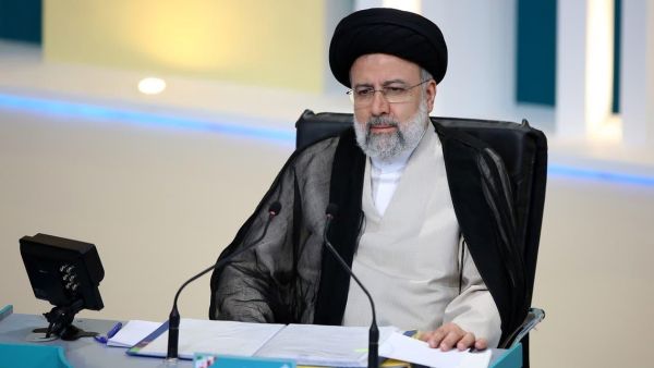 رئيسي بين الداخل والخارج