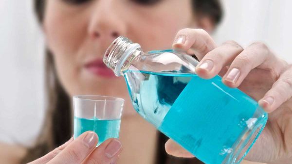 لا توجد دراسات سريرية واسعة النطاق تقارن غسول الفم كطريقة لمنع انتقال كوفيد-19