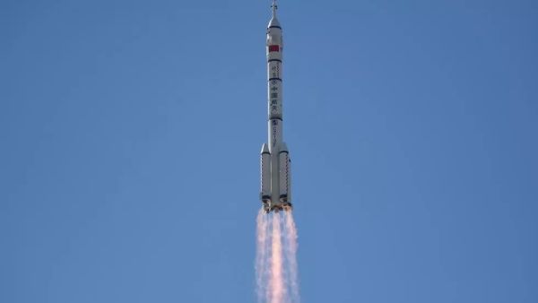 الصاروخ "لونغ مارتش -2 إف" من قاعدة إطلاق الصواريخ في صحراء غوبي