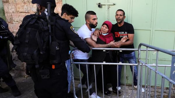 اعتدت قوات الاحتلال في وقت سابق، على الشبان المتواجدين في منطقة باب العامود