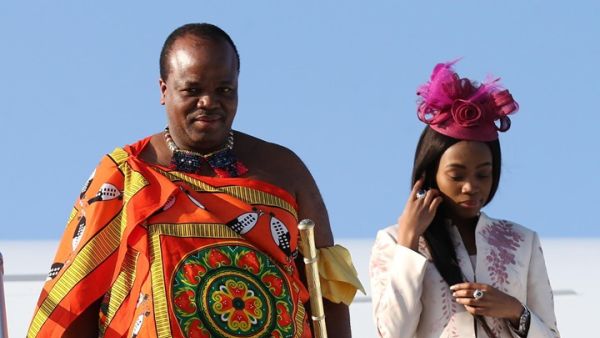 في وقت سابق، أفادت تقارير بأن الملك فر من البلاد في أعقاب اشتباكات