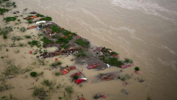 shallow graves of suspected Covid-19 victims seen floating in River in India