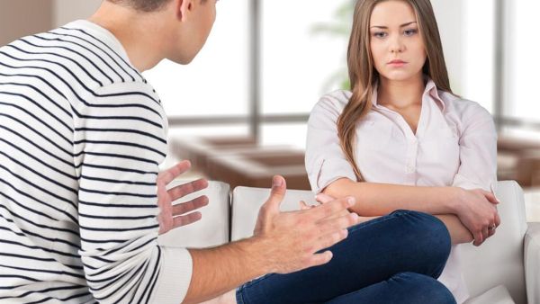 إذا لاحظت تناقضات في قصص شريكك وحجج غيابه أو عدم توافره لكِ، فمن المرجح أنه يخفي شيئا عنك