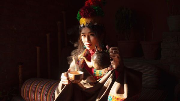 “ Pearl In The Oyster “ Photo series with the stories of beauty, femininity, culture and hope