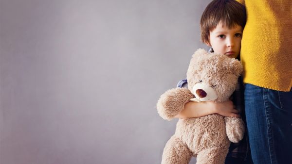 ابتسمي وأكدي لطفلك أنكِ سعيدة لأنه يقضي وقتا مع والده