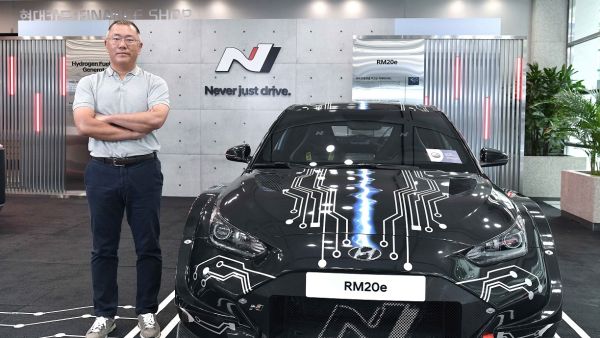 Autocar’s highest accolade and most prestigious and personal award is presented annually to the individual who has made the greatest contribution to the success of their company Hyundai Motor Group Chairman Euisun Chung Honored With The Issigonis Trophy At The 2021 Autocar Awards