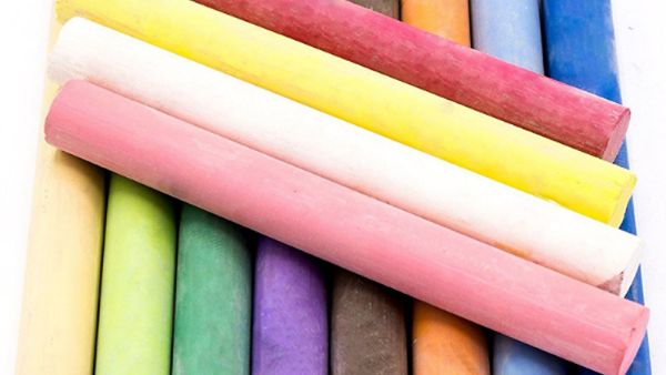 تستطيعين الحفاظ على اكسسواراتك من التحول للون الأسود وذلك بوضع قطعة من الطباشير داخل صندوق