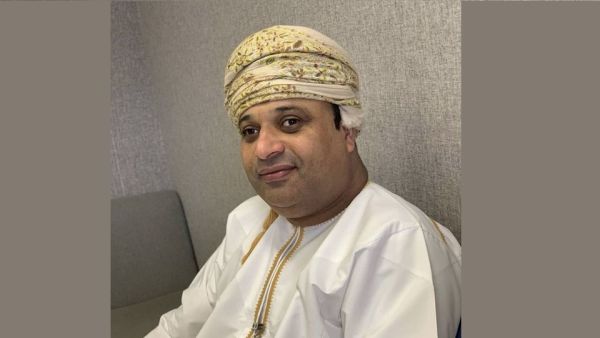 هاشم علي Ooredoo تدعم المستشفى السلطاني بعدد من الأجهزة اللوحية لضمان بقاء مرضى كوفيد-19 على اتصال مع عائلاتهم