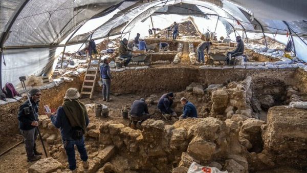Archaeologists 