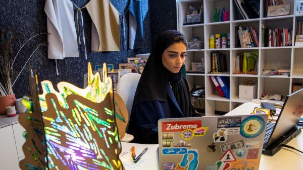 نوف النعمة، طالبة في السنة الثالثة بجامعة جامعة فرجينيا طالبة في جامعة شريكة لمؤسسة قطر تحصل على جائزة الإنجاز الإبداعي من المكتب العربي للشؤون الهندسية